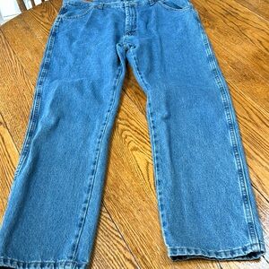 Wrangler Rustler men’s jeans.  Good used condition. Size 40x32.